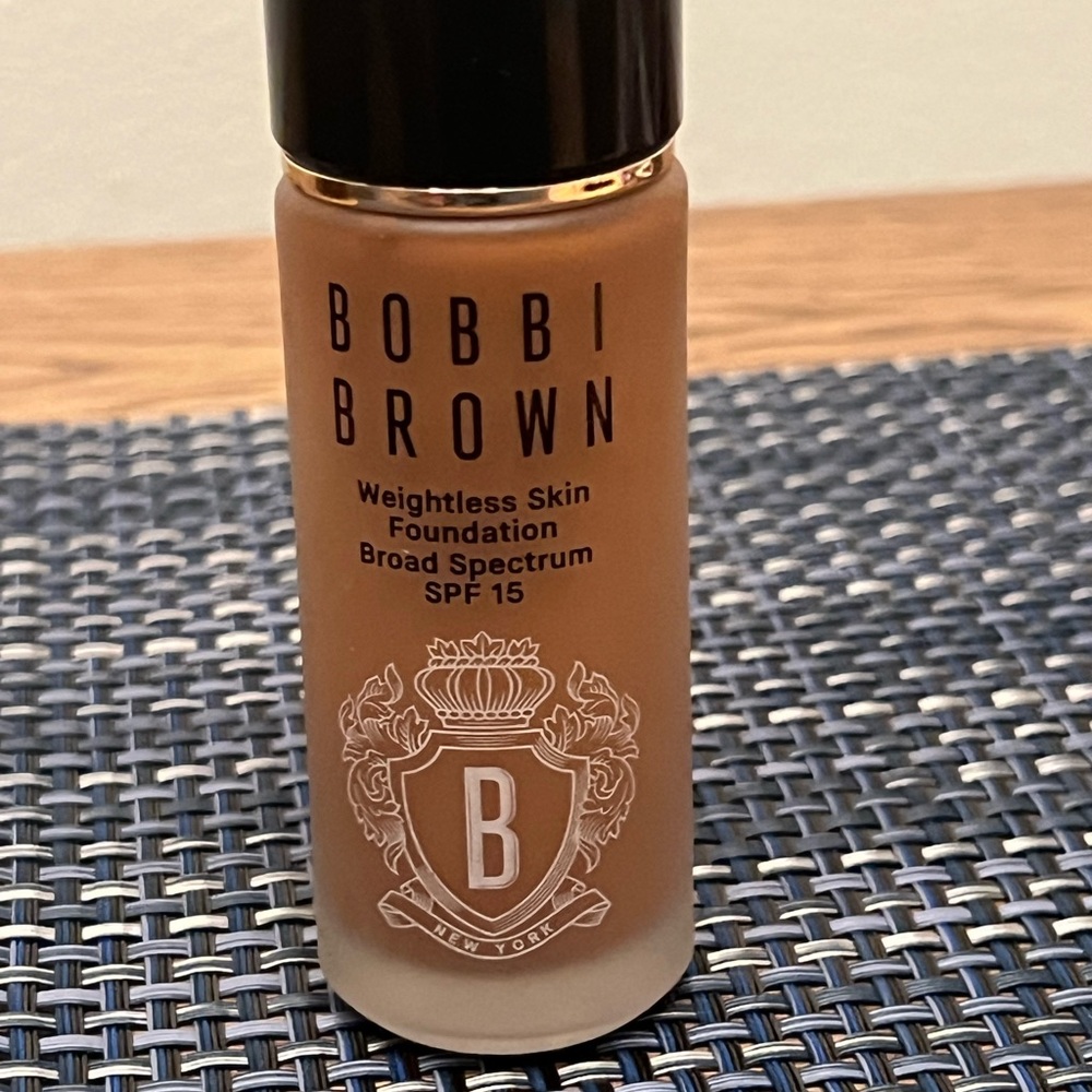 Bobbi Brown Weightless Skin Foundation - Tan - Picture 4 of 4